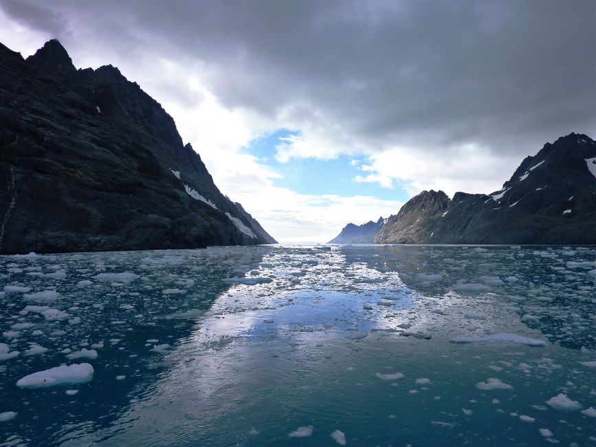 Majestic icy seascape with mountains in South Georgia, captivating overcast sky.